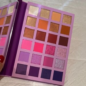 La Chica Enamorada Palette with Pink and Purple Shades
